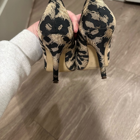 NINE WEST BLACK AND GOLD HEELS - Picture 6 of 6